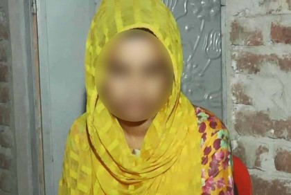 বিয়ের দাবিতে প্রেমিকের বাড়িতে অনশন তরুণীর