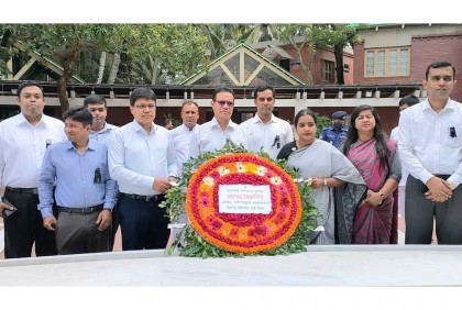 বঙ্গবন্ধুর সমাধিতে ঢাকা বিভাগীয় কমিশনারের শ্রদ্ধা