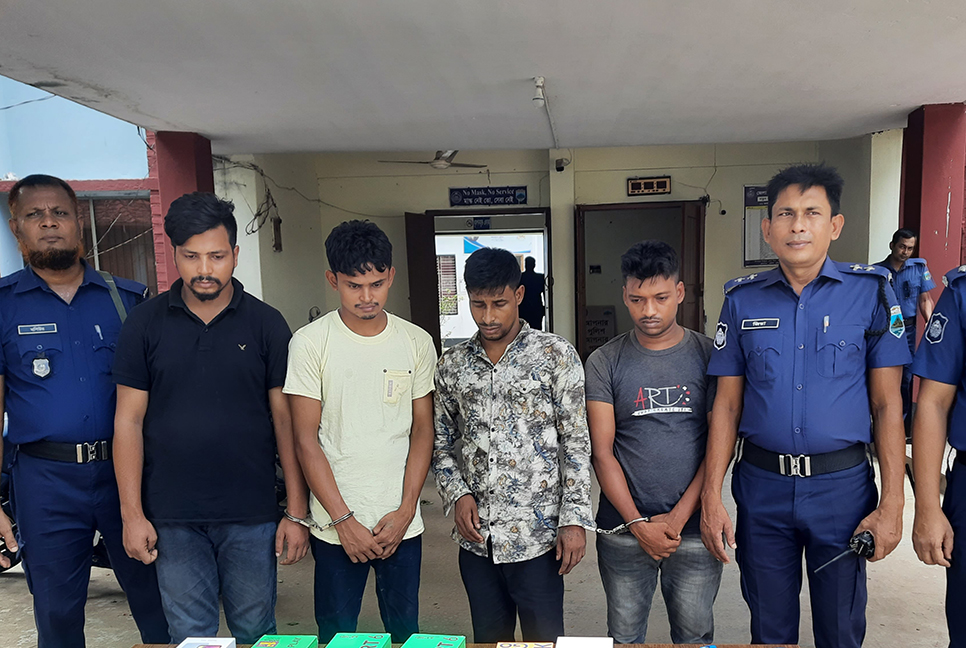 জয়পুরহাটে চুরি হওয়া স্মার্টফোনসহ আটক ৪