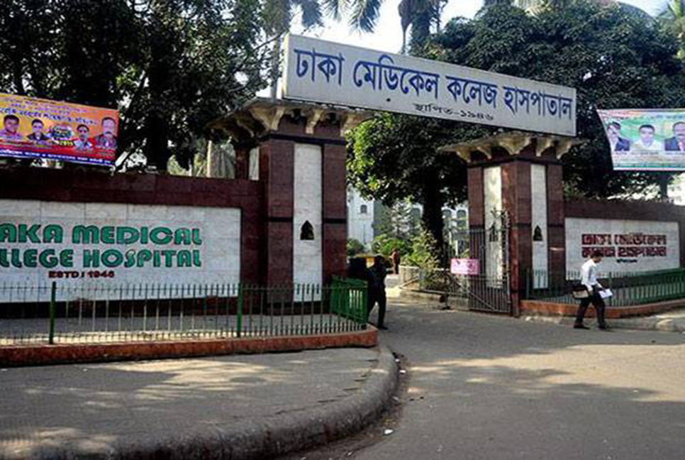 অনির্দিষ্টকালের জন্য কর্মবিরতি ঢামেক ইন্টার্ন চিকিৎসক পরিষদের