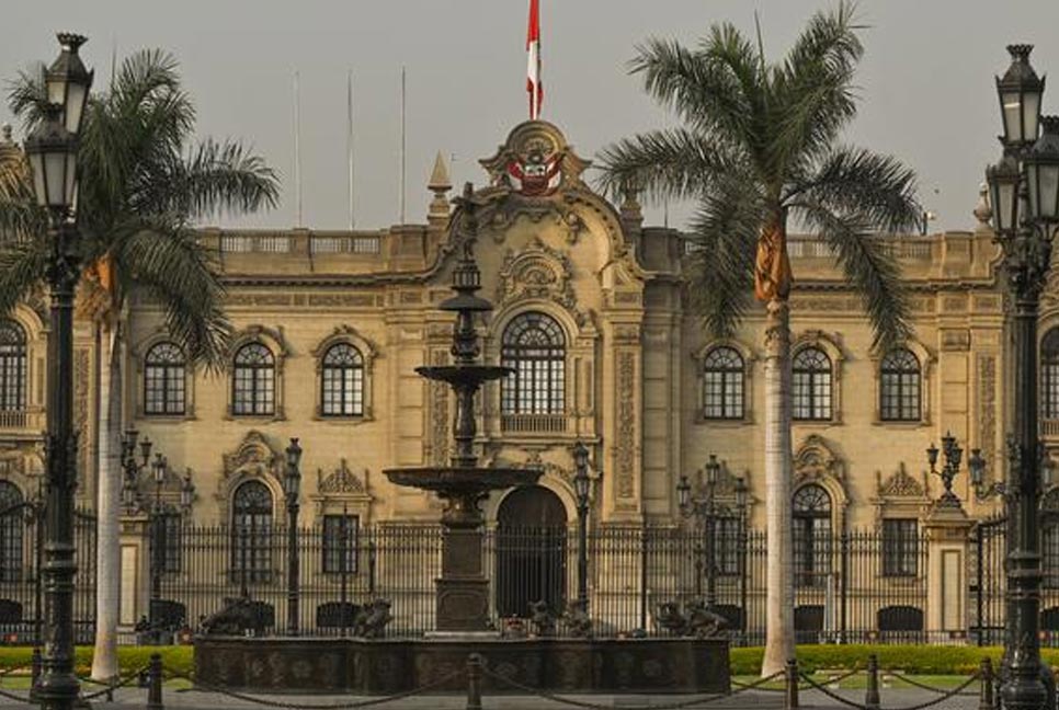 পেরুর প্রেসিডেন্টের বাড়িতে পুলিশের অভিযান