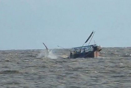 ১৫ জেলেসহ ট্রলারডুবি, নিখোঁজ ৯