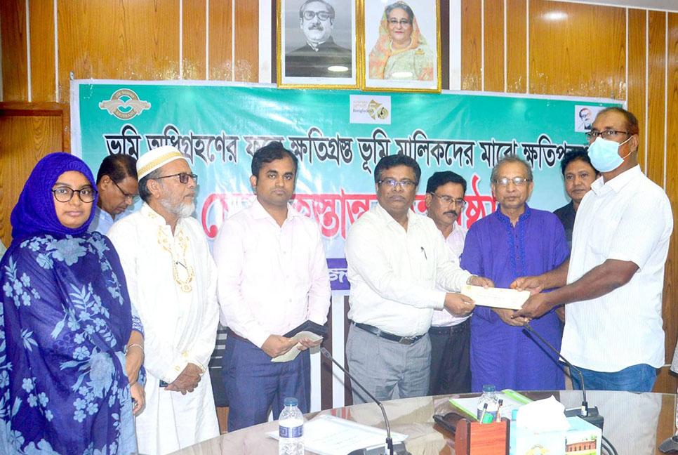 রাজশাহীতে ভূমি অধিগ্রহণে ক্ষতিগ্রস্তদের মাঝে চেক বিতরণ