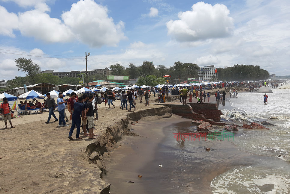 নিম্নচাপের প্রভাবে উত্তাল সাগর, সৈকতের বিভিন্ন পয়েন্টে ভাঙন