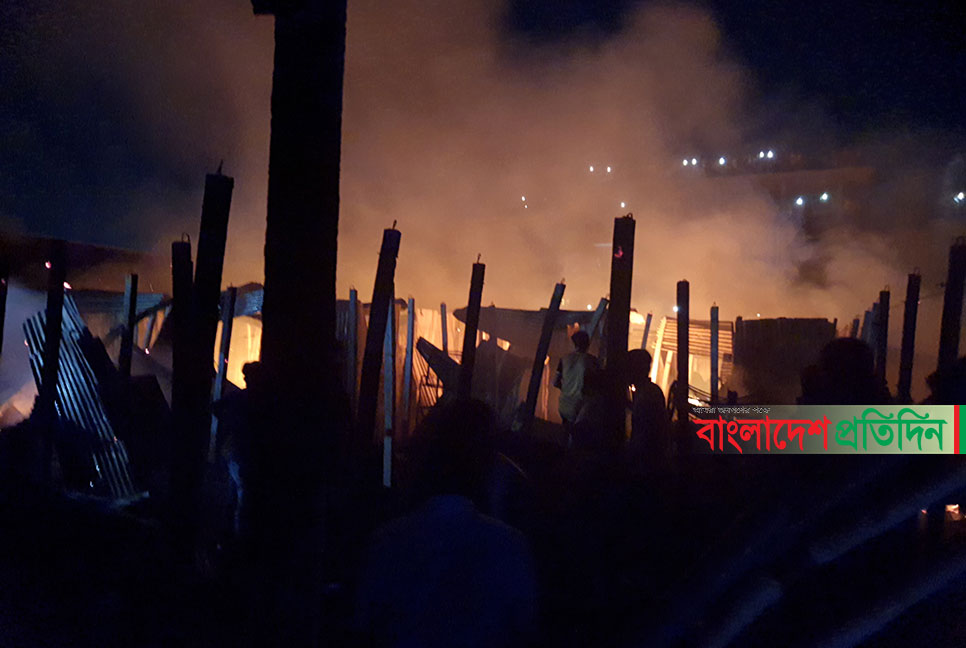 গাজীপুরে শ্রমিক কলোনিতে ভয়াবহ আগুন, পুড়েছে শতাধিক কক্ষ  
