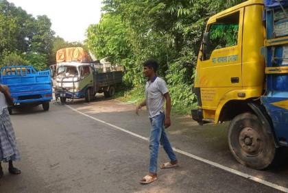 কালিয়াকৈরে ট্রাক-পিকআপের মুখোমুখি সংঘর্ষ, আহত ২