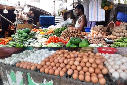 ১২ ডিম=১৫০ টাকা: ক্রেতাদের হিসাব মিলছে না!