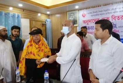 নোয়াখালীতে রোগীদের মাঝে আর্থিক সহায়তা প্রদান