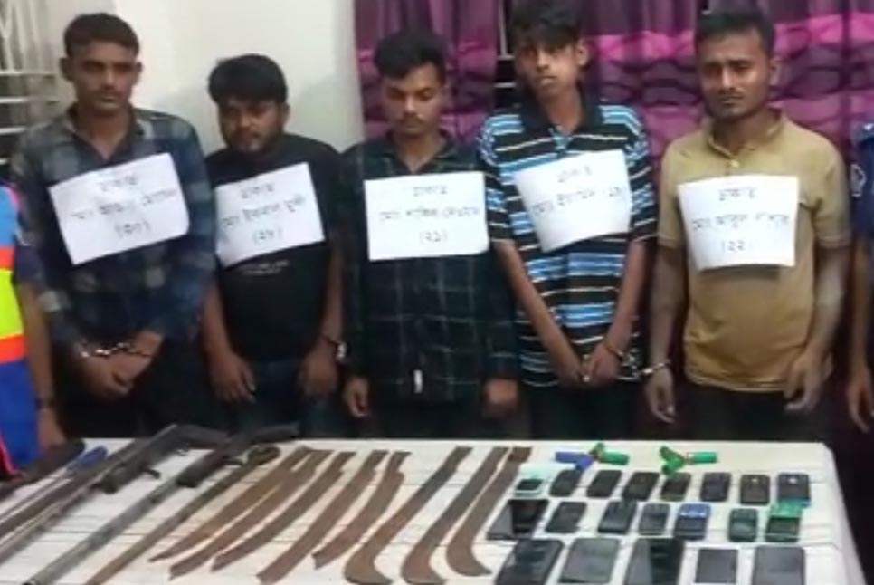 পদ্মায় ডাকাতদের সাথে পুলিশের গোলাগুলি, আটক ৫