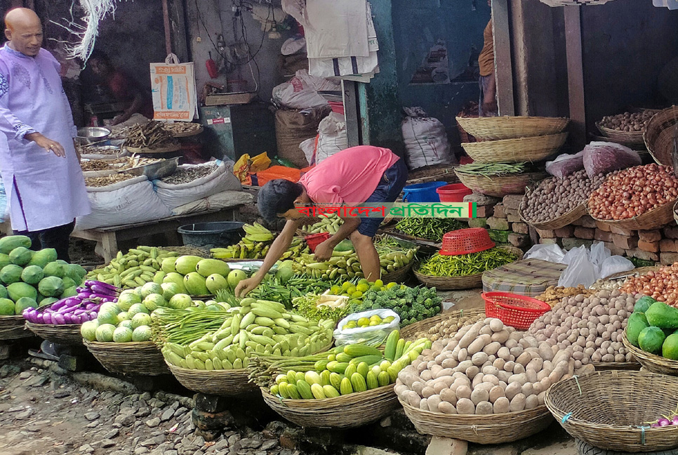 বগুড়ায় সংসার চালাতে হিমশিম খাচ্ছেন সাধারণ মানুষ

