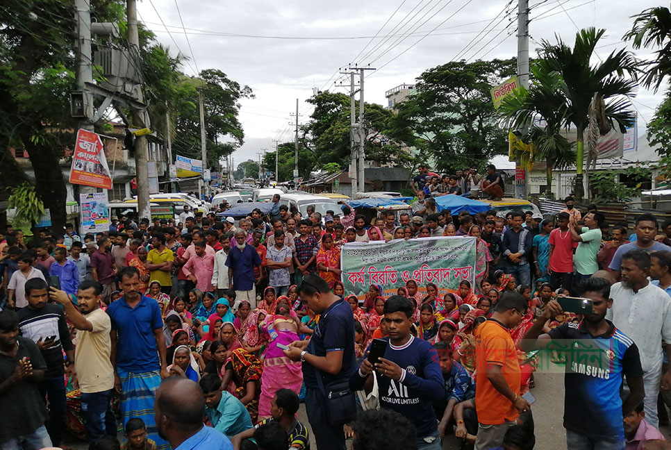 ৩০০ টাকা মজুরির দাবিতে ধর্মঘটে অনড় চা শ্রমিকরা
