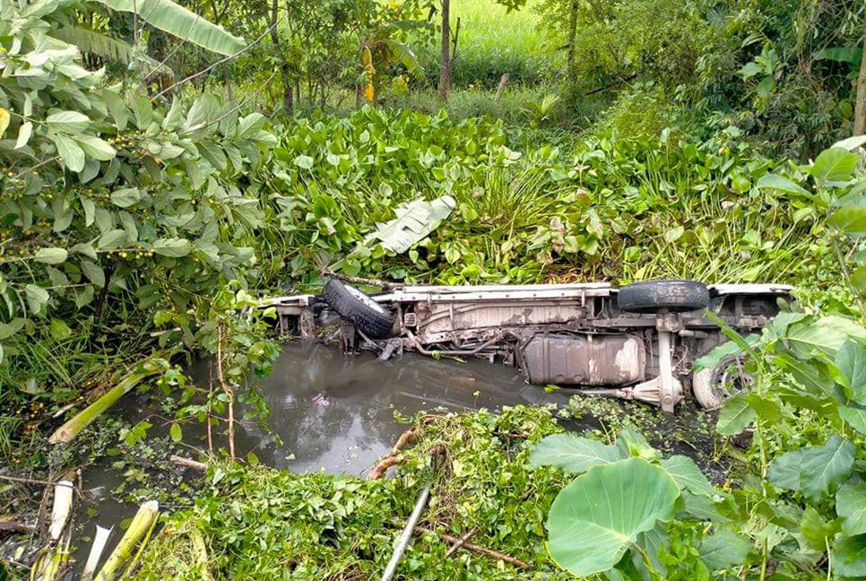 আমতলীতে নিয়ন্ত্রণ হারিয়ে খাদে মাইক্রোবাস, আহত ৭