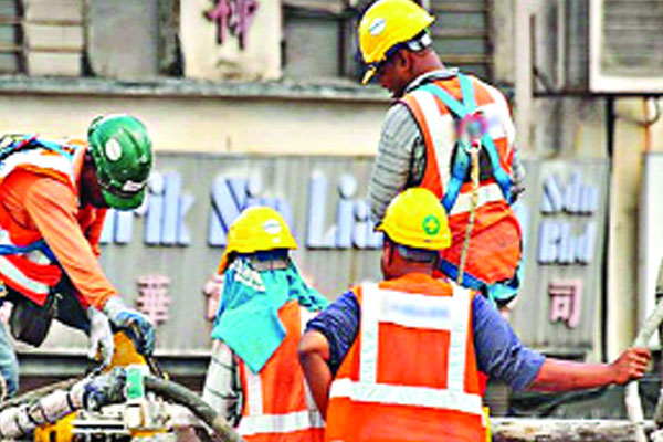 বাংলাদেশি ব্যবসায়ীদের ধরনা এমপি মন্ত্রী সুলতানের কাছে