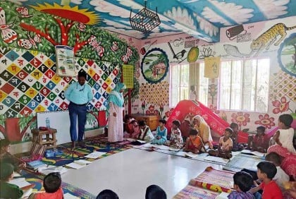 স্কুলের দেয়ালই যেন পাঠ্য বই, গল্পের ছলে ব্যতিক্রমী পাঠদান