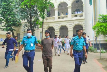 ভর্তি পরীক্ষায় প্রক্সি দিতে এসে জবিতে আটক ঢাবি শিক্ষার্থী 
