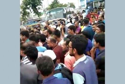 ইজিবাইক শ্রমিক লাঞ্ছনার প্রতিবাদে বরিশালে মহাসড়ক অবরোধ