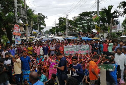 ৩০০ টাকা মজুরির দাবিতে ধর্মঘটে অনড় চা শ্রমিকরা