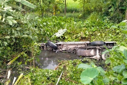 আমতলীতে নিয়ন্ত্রণ হারিয়ে খাদে মাইক্রোবাস, আহত ৭