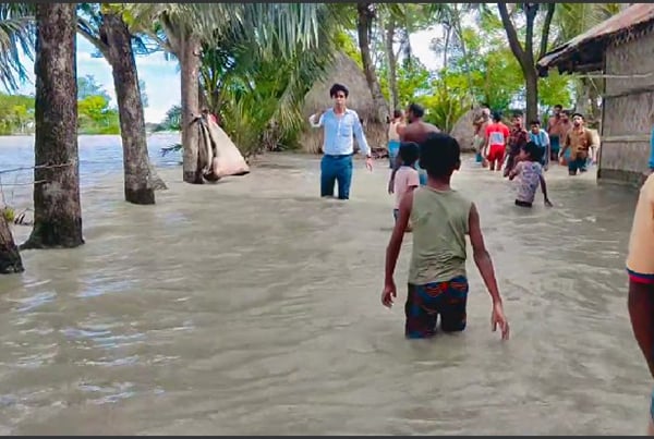 জোয়ারের পানিতে প্লাবিত, আতঙ্কে দিন কাটাচ্ছে কবিরহাটের ৩ গ্রামের মানুষ