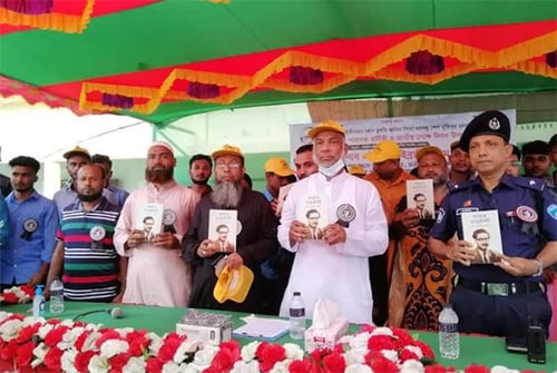 নোয়াখালীতে শিক্ষার্থীদের মাঝে বঙ্গবন্ধুর অসমাপ্ত আত্মজীবনী ও টিফিন বক্স বিতরণ