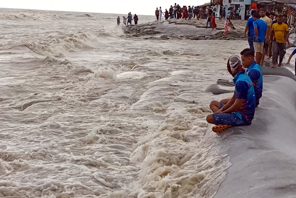 লঘুচাপ সৃষ্টি হওয়ায় উত্তাল কুয়াকাটা সমুদ্র সৈকত