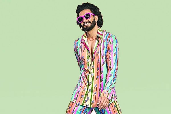 রণবীর সিংয়ের বাড়িতে পুলিশ