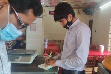 মিষ্টির দোকানে ভোক্তা অধিকারের অভিযান, জরিমানা
