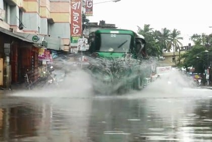 টানা বৃষ্টিতে উপকূলের জনজীবন ব্যাহত, নদ-নদীর পানি বিপৎসীমার উপরে 