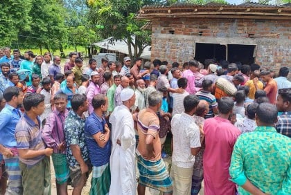 বরাদ্দের চাইতে বেশি সার থাকলেও স্লিপ নিতে কৃষকের কাড়াকাড়ি