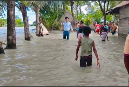 জোয়ারের পানিতে প্লাবিত, আতঙ্কে দিন কাটাচ্ছে কবিরহাটের ৩ গ্রামের মানুষ