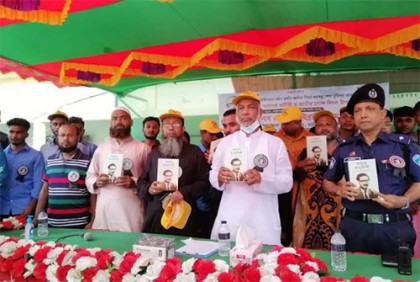 নোয়াখালীতে শিক্ষার্থীদের মাঝে বঙ্গবন্ধুর অসমাপ্ত আত্মজীবনী ও টিফিন বক্স বিতরণ