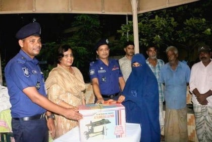 কুড়িগ্রামে বন্যায় ক্ষতিগ্রস্তদের মাঝে ত্রাণ সামগ্রী ও সেলাই মেশিন বিতরণ