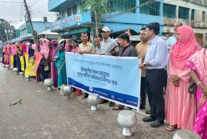 সড়কে খালি কলসি রেখে সুপেয় পানির দাবি