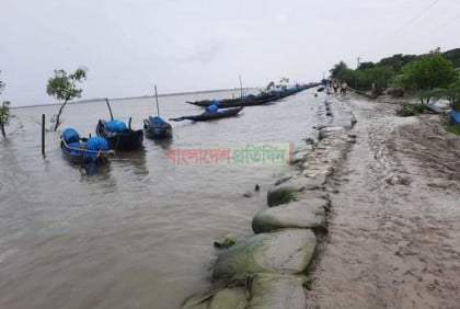 সাতক্ষীরায় দিনভর বৃষ্টি, ঝুঁকিতে ৬২ কিলোমিটার উপকূল রক্ষা বাঁধ