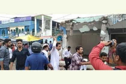 নাটোরে যুব ও ছাত্র অধিকার পরিষদের মানববন্ধনে আওয়ামী লীগ-ছাত্রলীগের বাধা