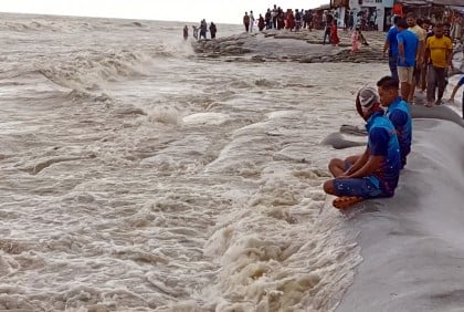 লঘুচাপ সৃষ্টি হওয়ায় উত্তাল কুয়াকাটা সমুদ্র সৈকত