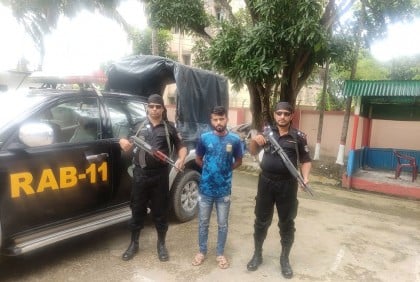 রাস্তার পাশে গাড়ি রেখে চালক ঘুমালেই বিশেষ কৌশলে তেল চুরি!