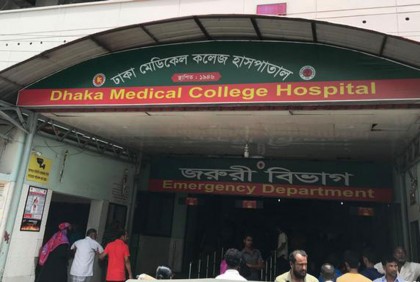 ঢামেক ইন্টার্ন চিকিৎসকদের কর্মবিরতি প্রত্যাহার