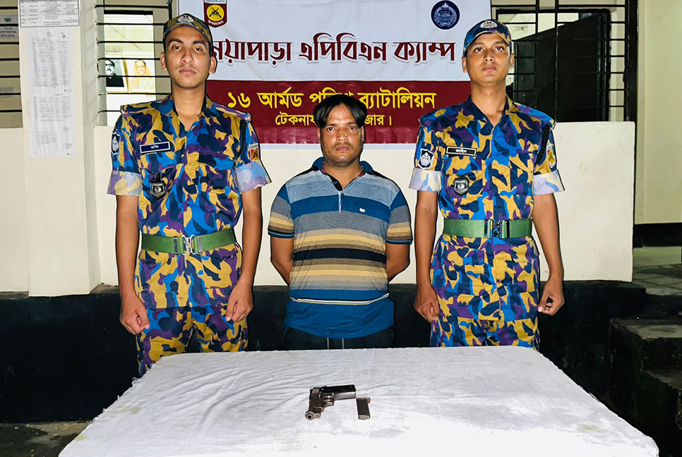 রোহিঙ্গা ক্যাম্প থেকে বিদেশি অস্ত্রসহ আটক ১ 