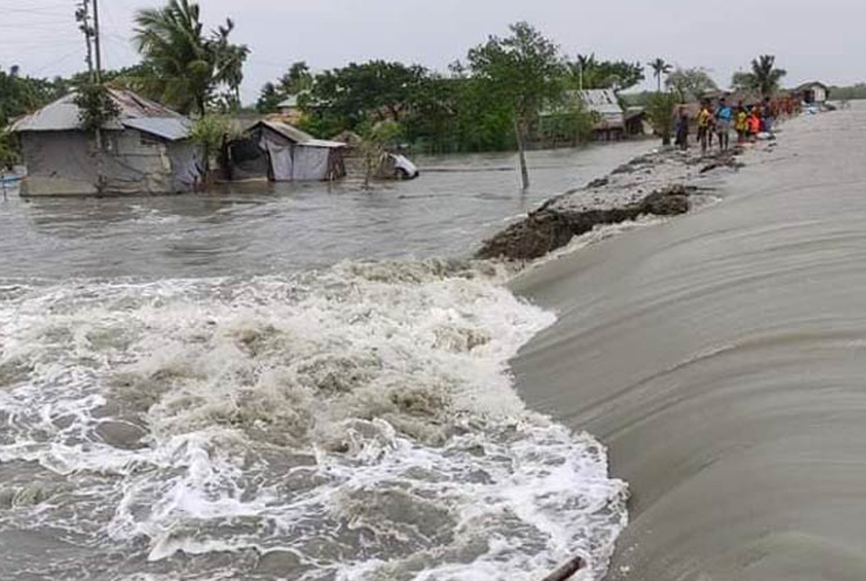 কপোতাক্ষ নদের বেড়িবাঁধ ভেঙে খুলনায় ১০ গ্রাম প্লাবিত