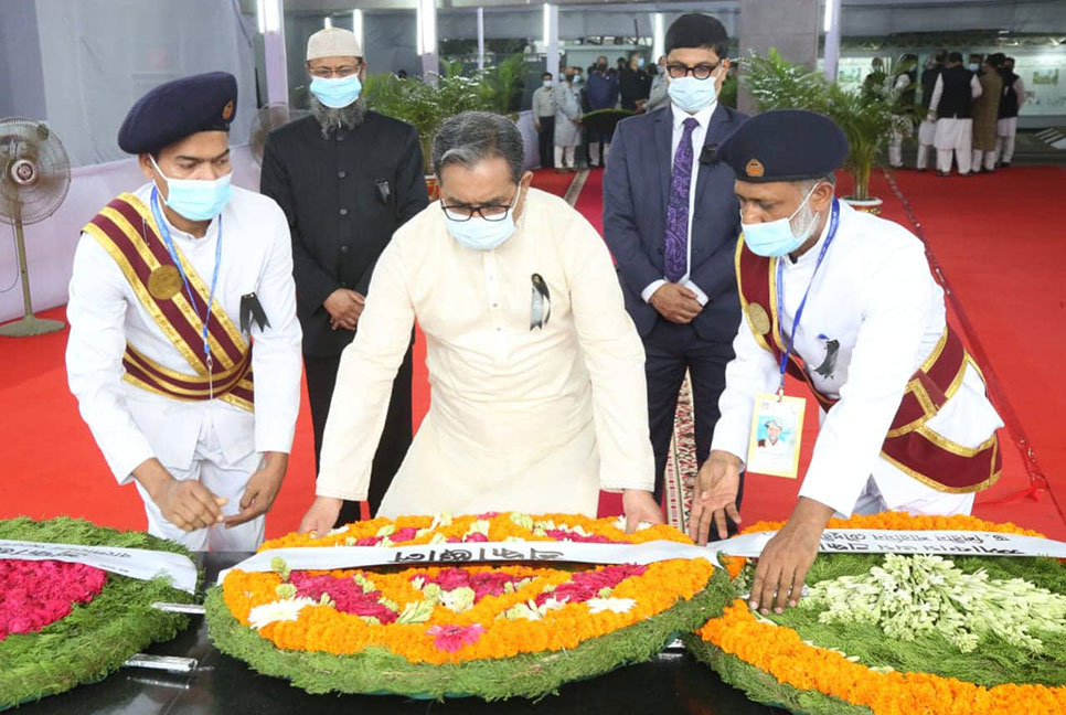 বঙ্গবন্ধুর প্রতিকৃতিতে প্রধান বিচারপতির শ্রদ্ধা