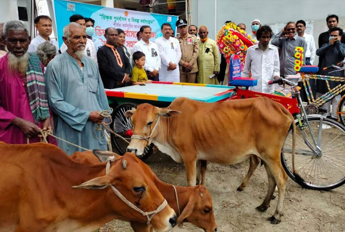 ফুলপুরে জাতীয় শোক দিবস উপলক্ষে ভিক্ষুকদের মাঝে গরু বিতরণ 