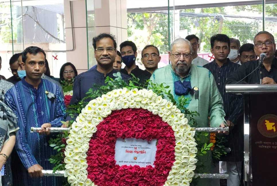 বঙ্গবন্ধুর প্রতিকৃতিতে প্রবাসী কল্যাণ ও বৈদেশিক কর্মসংস্থান মন্ত্রণালয়ের পুষ্পস্তবক অর্পণ

