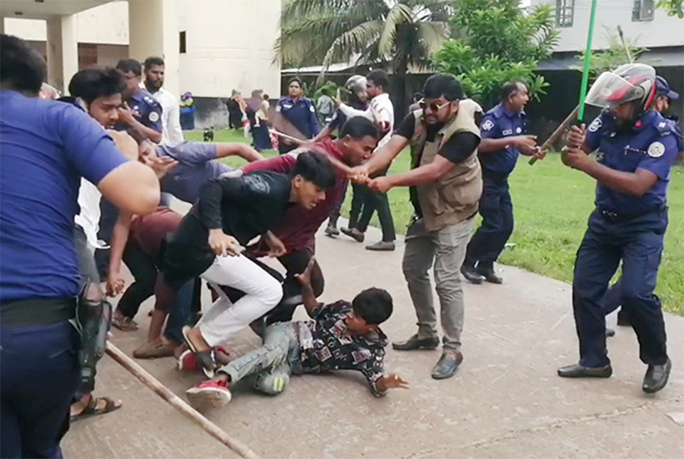 বরগুনায় ছাত্রলীগের দু’গ্রুপে সংঘর্ষ, পুলিশের লাঠিচার্জ