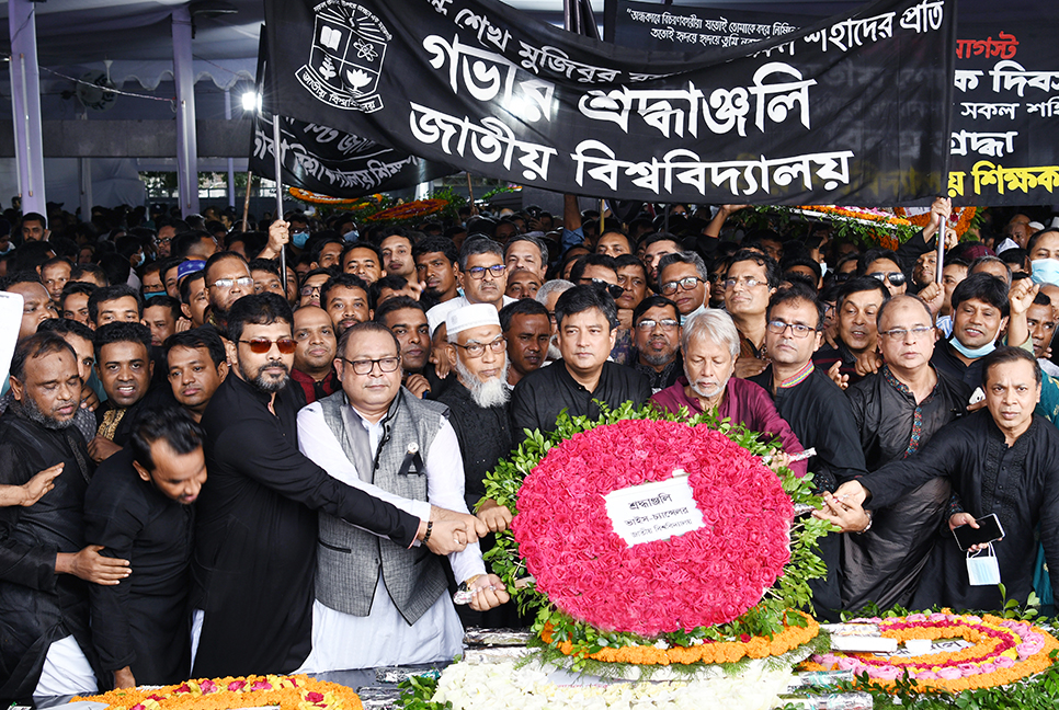 শোক দিবসে বঙ্গবন্ধুর প্রতিকৃতিতে জাতীয় বিশ্ববিদ্যালয় উপাচার্যের শ্রদ্ধা
