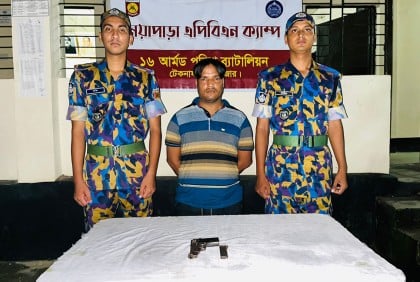 রোহিঙ্গা ক্যাম্প থেকে বিদেশি অস্ত্রসহ আটক ১ 