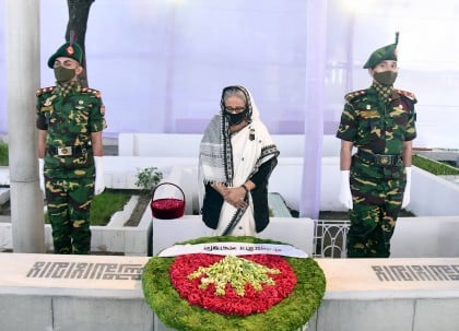 ১৫ আগস্ট নিহত স্বজনদের কবরে প্রধানমন্ত্রীর শ্রদ্ধা