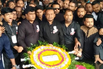 বঙ্গবন্ধুর প্রতিকৃতিতে স্বেচ্ছাসেবক লীগের শ্রদ্ধা