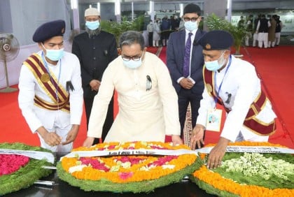 বঙ্গবন্ধুর প্রতিকৃতিতে প্রধান বিচারপতির শ্রদ্ধা