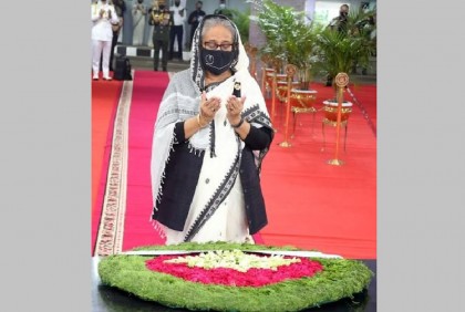 বঙ্গবন্ধুর প্রতিকৃতিতে প্রধানমন্ত্রীর শ্রদ্ধা নিবেদন